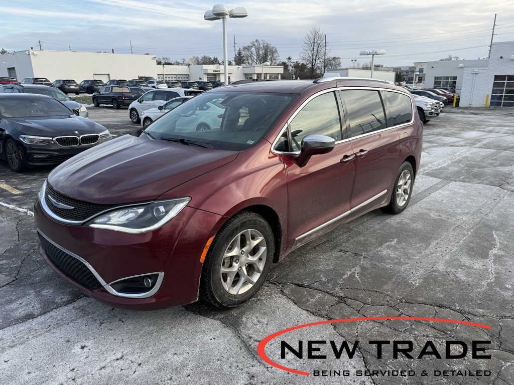 2018 Chrysler Pacifica Limited's photo