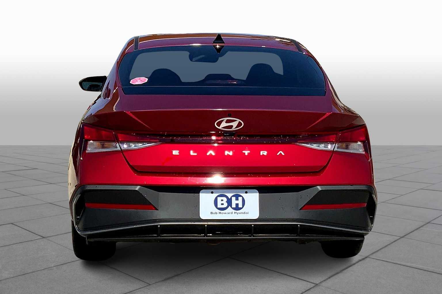 2025 Hyundai Elantra SE photo 3