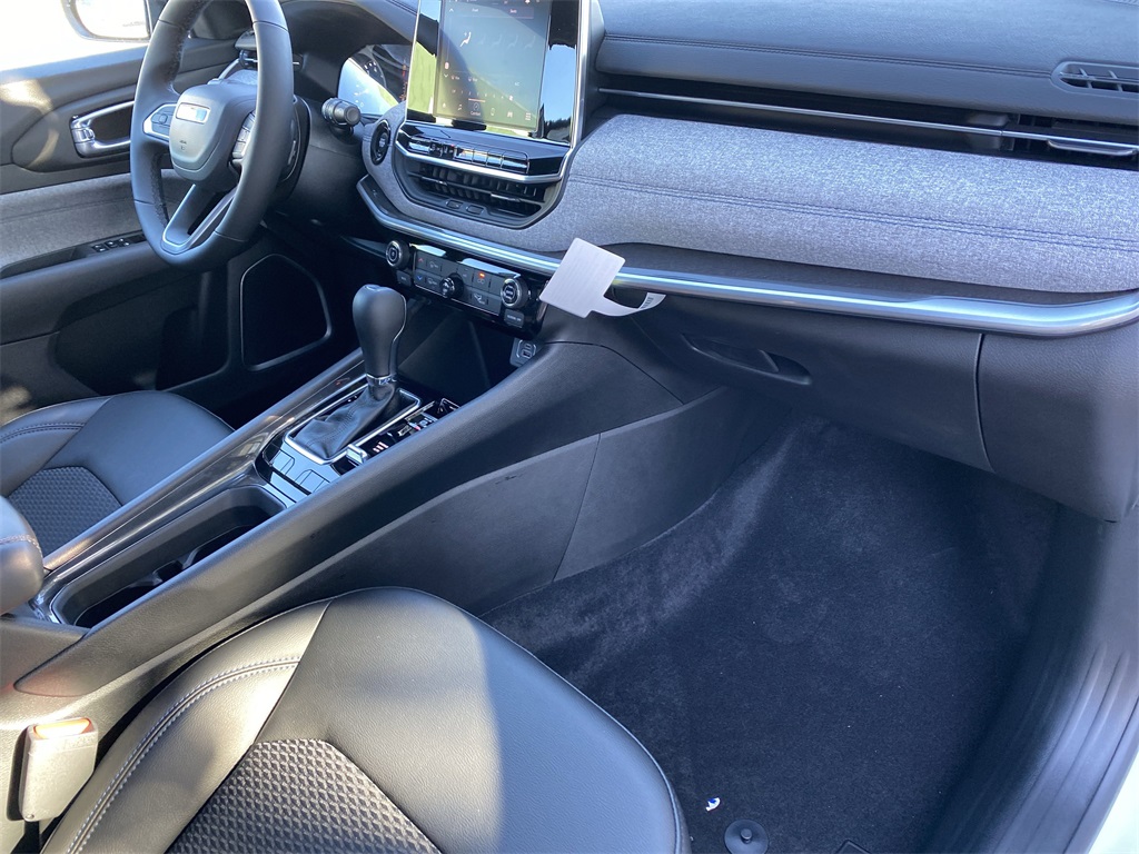 2025 Jeep Compass Latitude photo 33