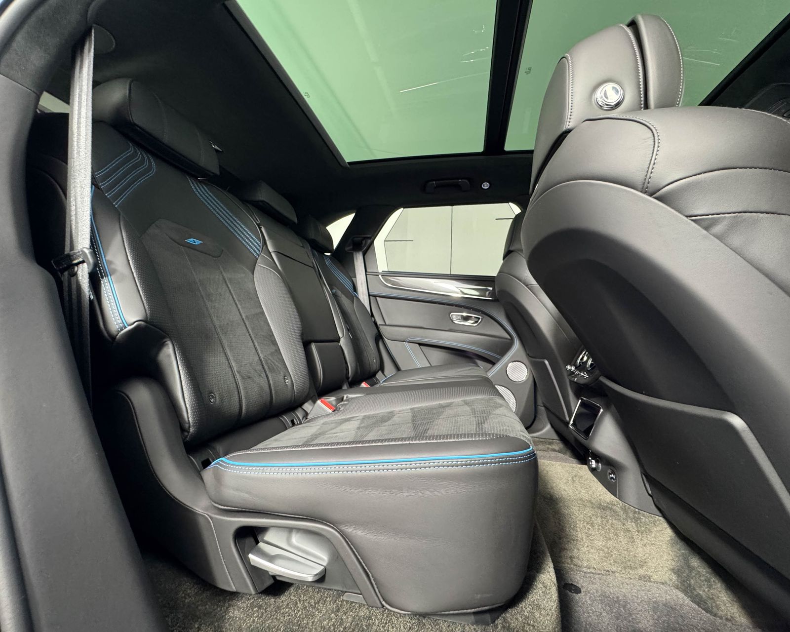 2023 Bentley Bentayga V8 photo 28