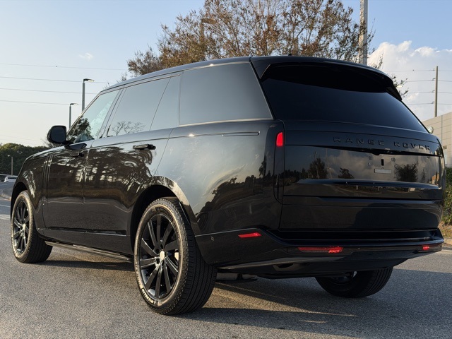 2024 Land Rover Range Rover SE photo 3