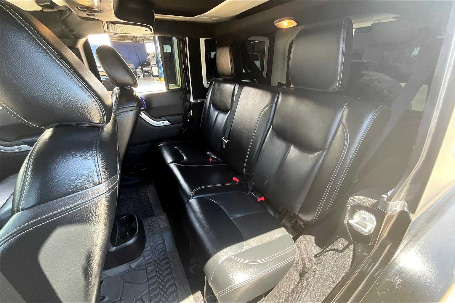 2015 Jeep Wrangler Unlimited Rubicon photo 19
