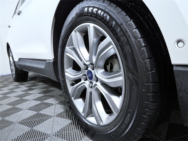 2019 Ford Edge Titanium photo 2