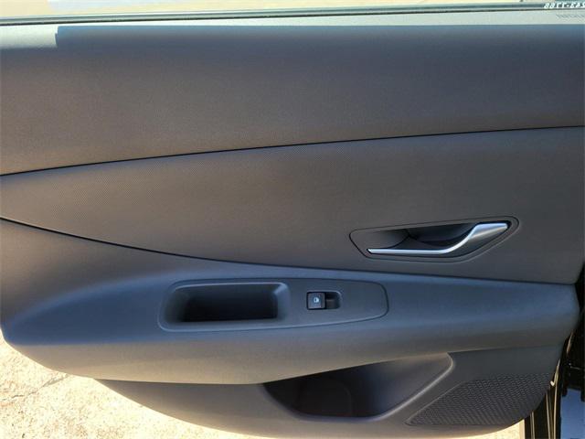 2025 Hyundai Elantra SE photo 7