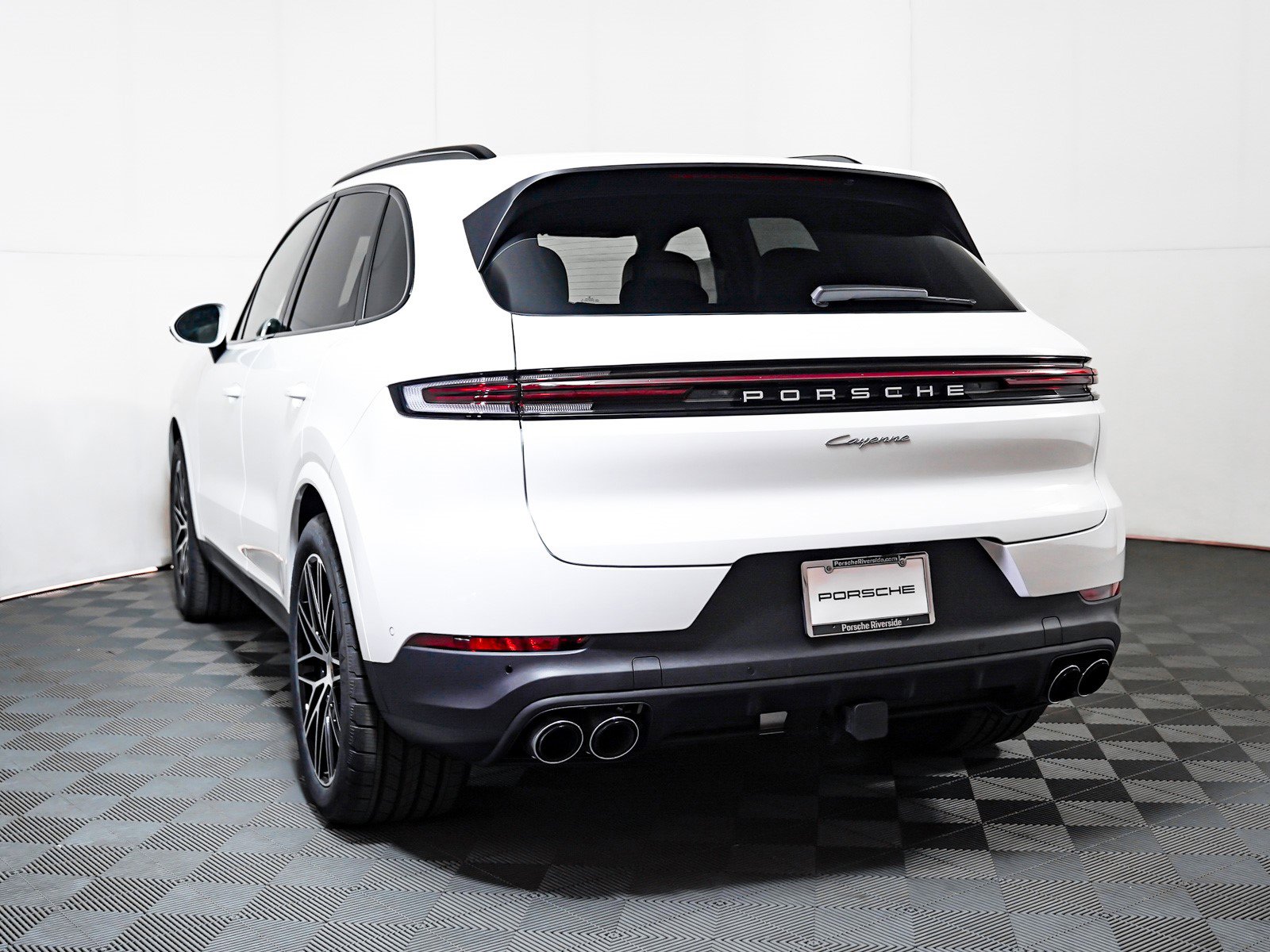 2025 Porsche Cayenne photo 3