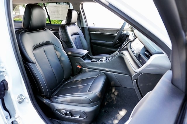 New 2023 Bright White Clear-Coat Exterior Paint Jeep 4xe image 15