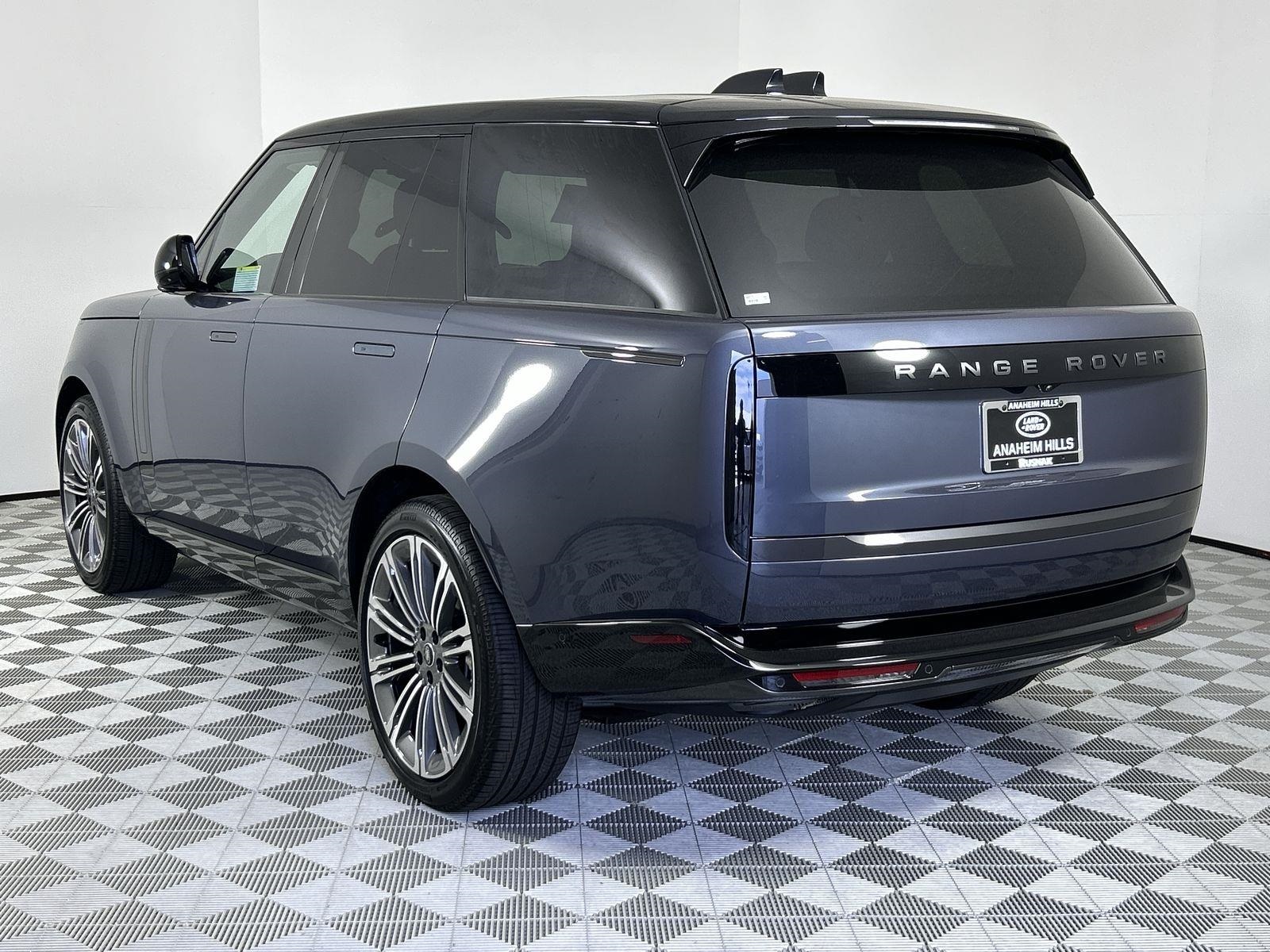 2025 Land Rover Range Rover SE photo 3