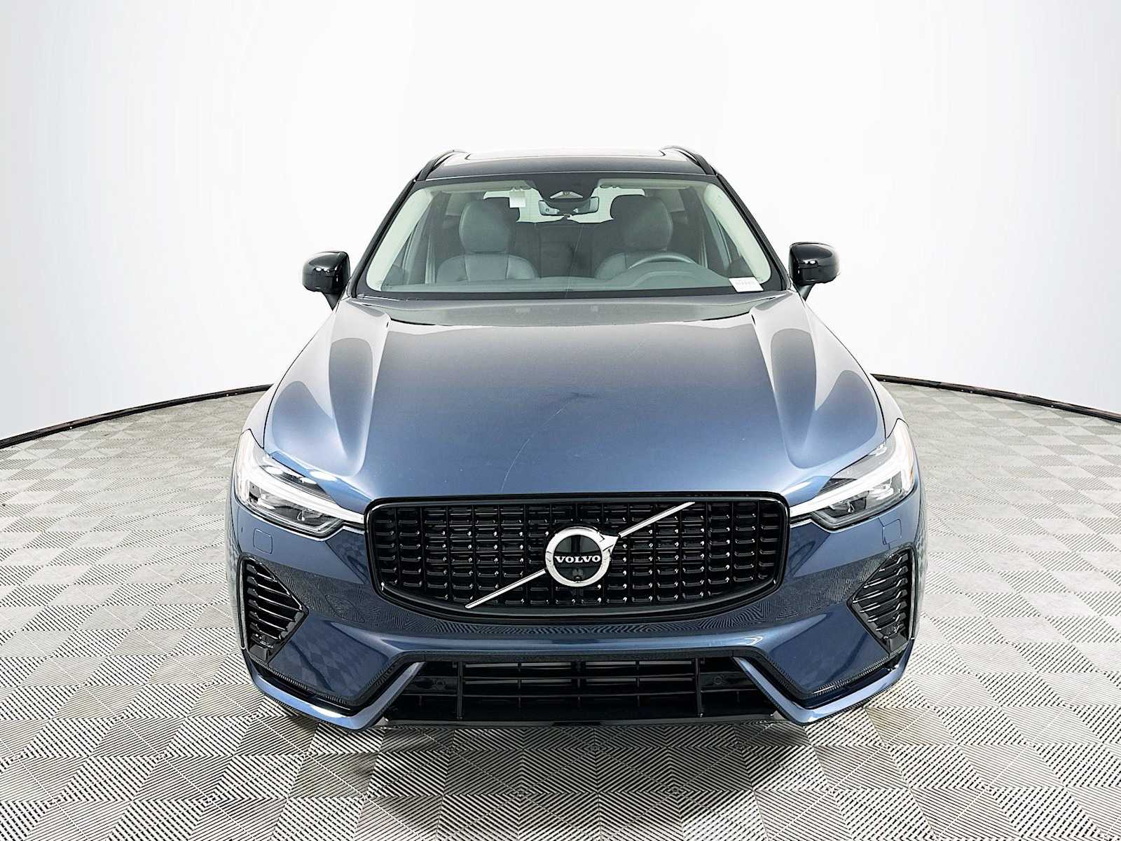 2025 Volvo XC60 T8 Plus photo 2