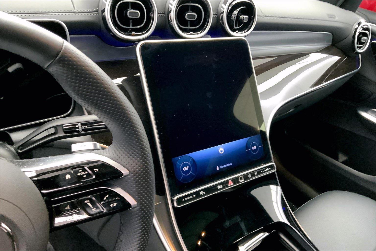 2025 Mercedes Benz GLC 300 4MATIC photo 3