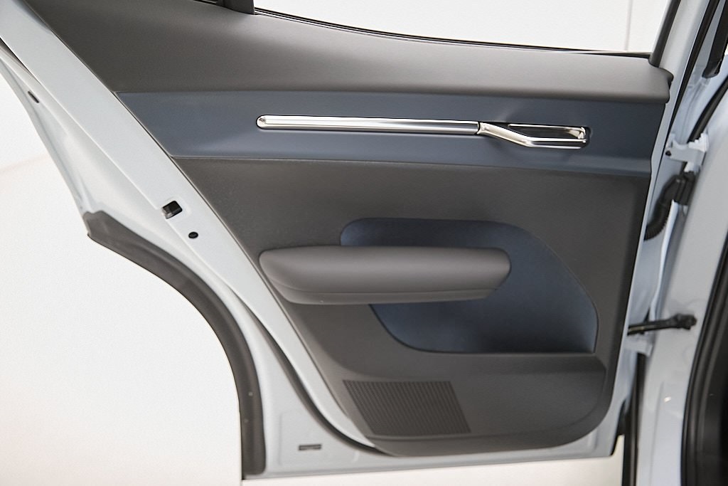 2025 VOLVO EX30 - Image 18