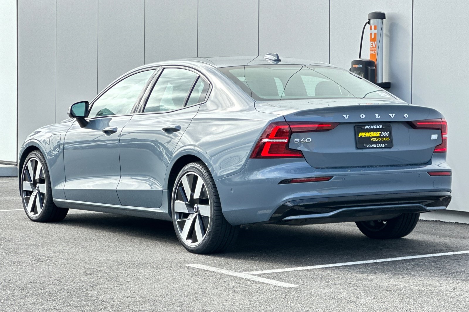2023 Volvo S60 Recharge T8 Plus photo 4