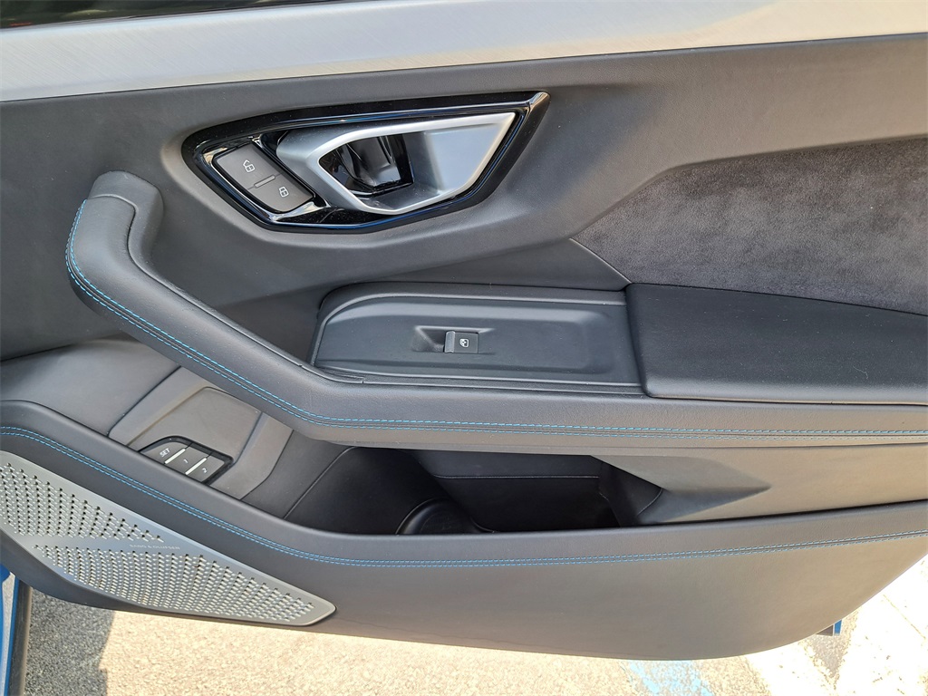 2021 Lamborghini Urus photo 17