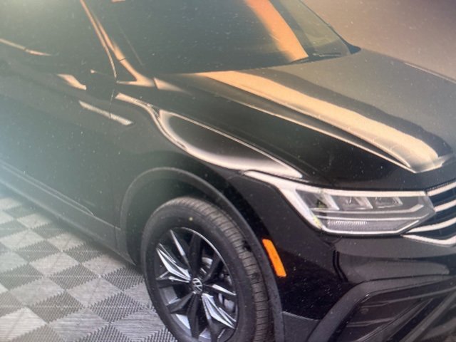 2023 Volkswagen Tiguan SE's photo