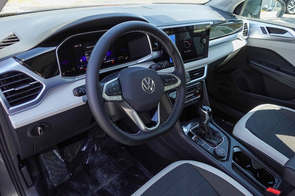 2025 Volkswagen Taos SE photo 9