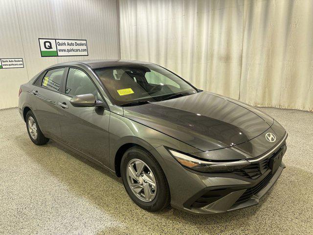 2025 Hyundai Elantra SE's photo