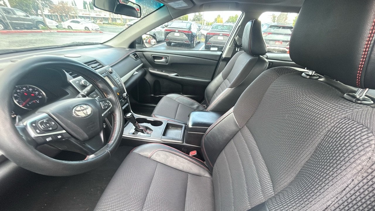 2016 Toyota Camry SE photo 3