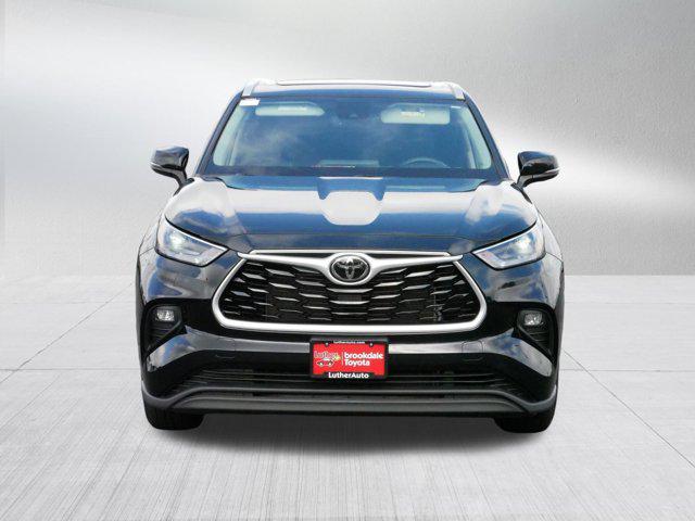 Certified 2022 Toyota Highlander XLE with VIN 5TDGZRBH0NS250645 for sale in Brooklyn Center, Minnesota