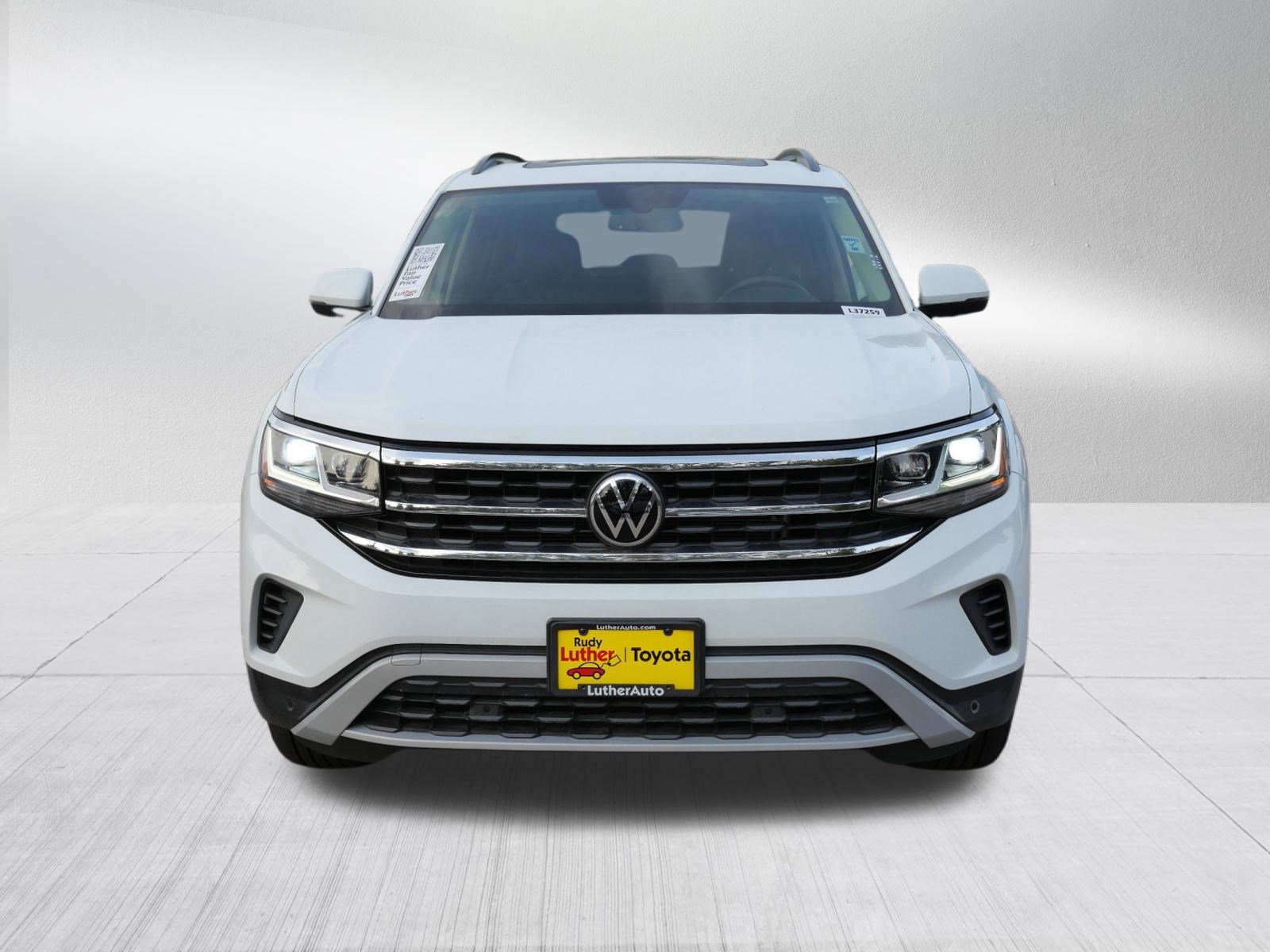 Used 2022 Volkswagen Atlas SE w/Tech with VIN 1V2KR2CA5NC525722 for sale in Golden Valley, Minnesota