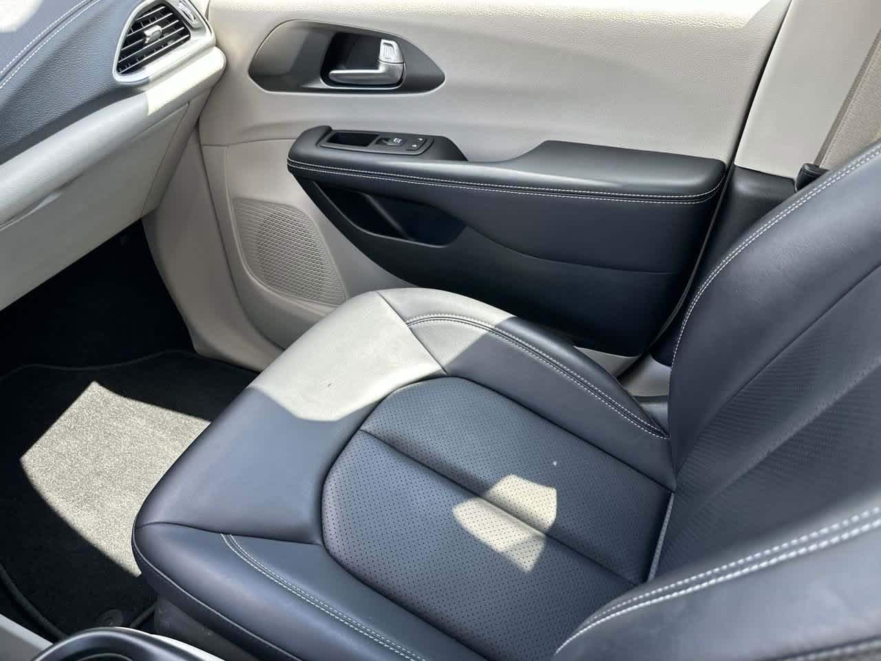 2023 Chrysler Pacifica Touring L photo 29
