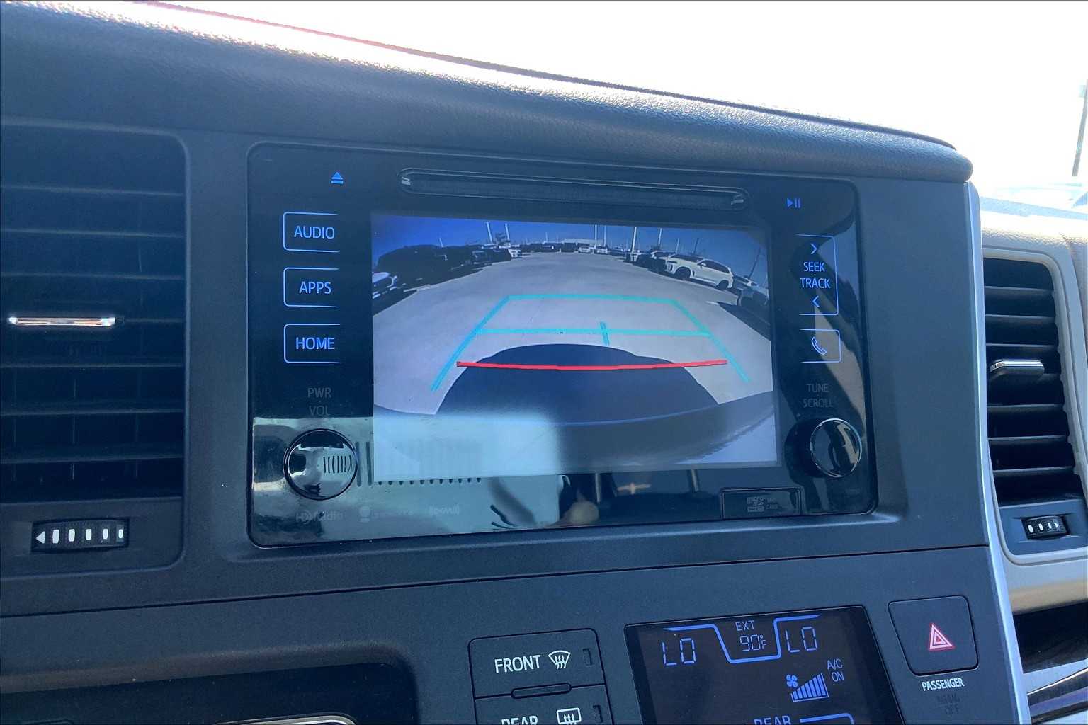 2017 Toyota Sienna XLE photo 23