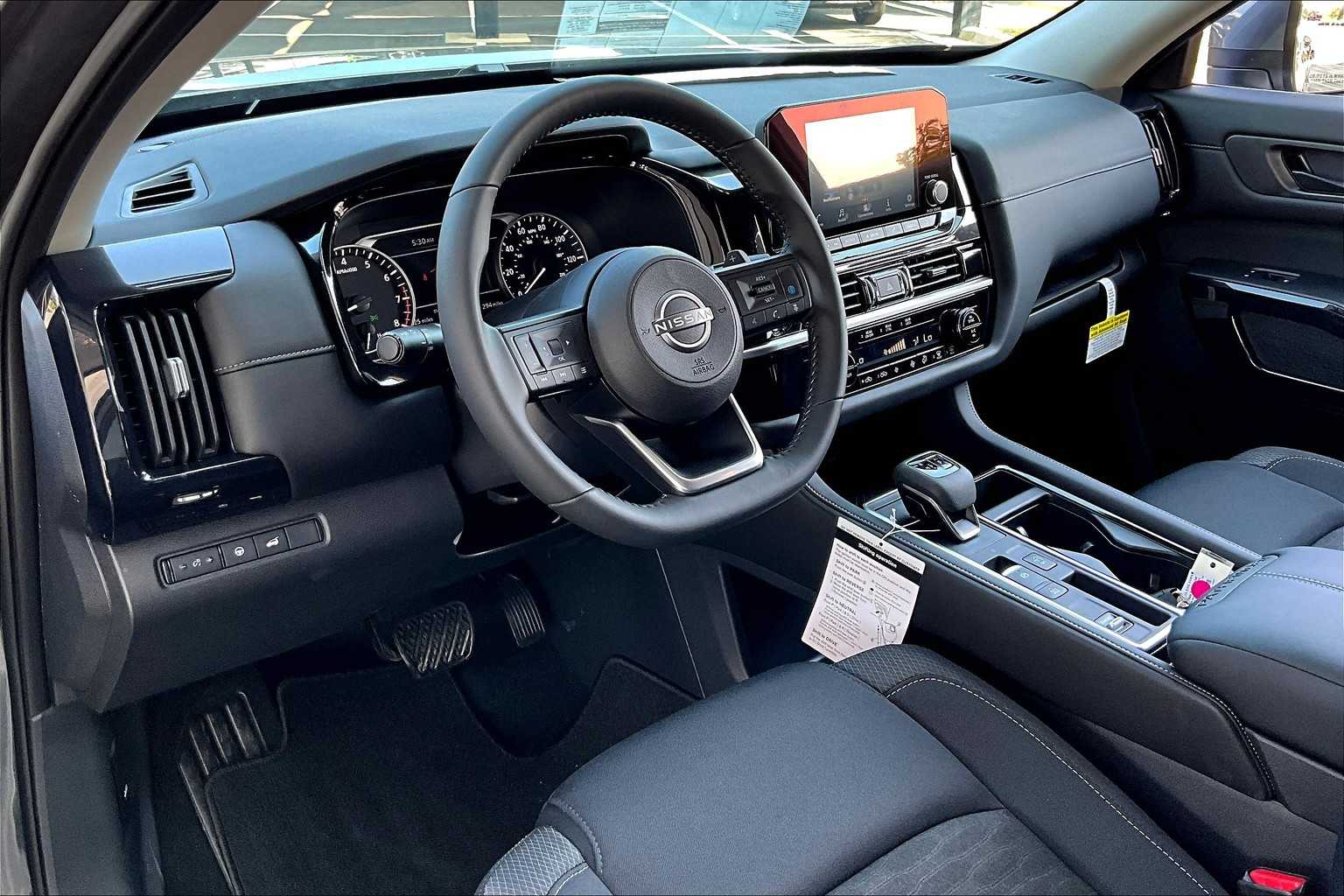 2025 Nissan Pathfinder SV photo 8