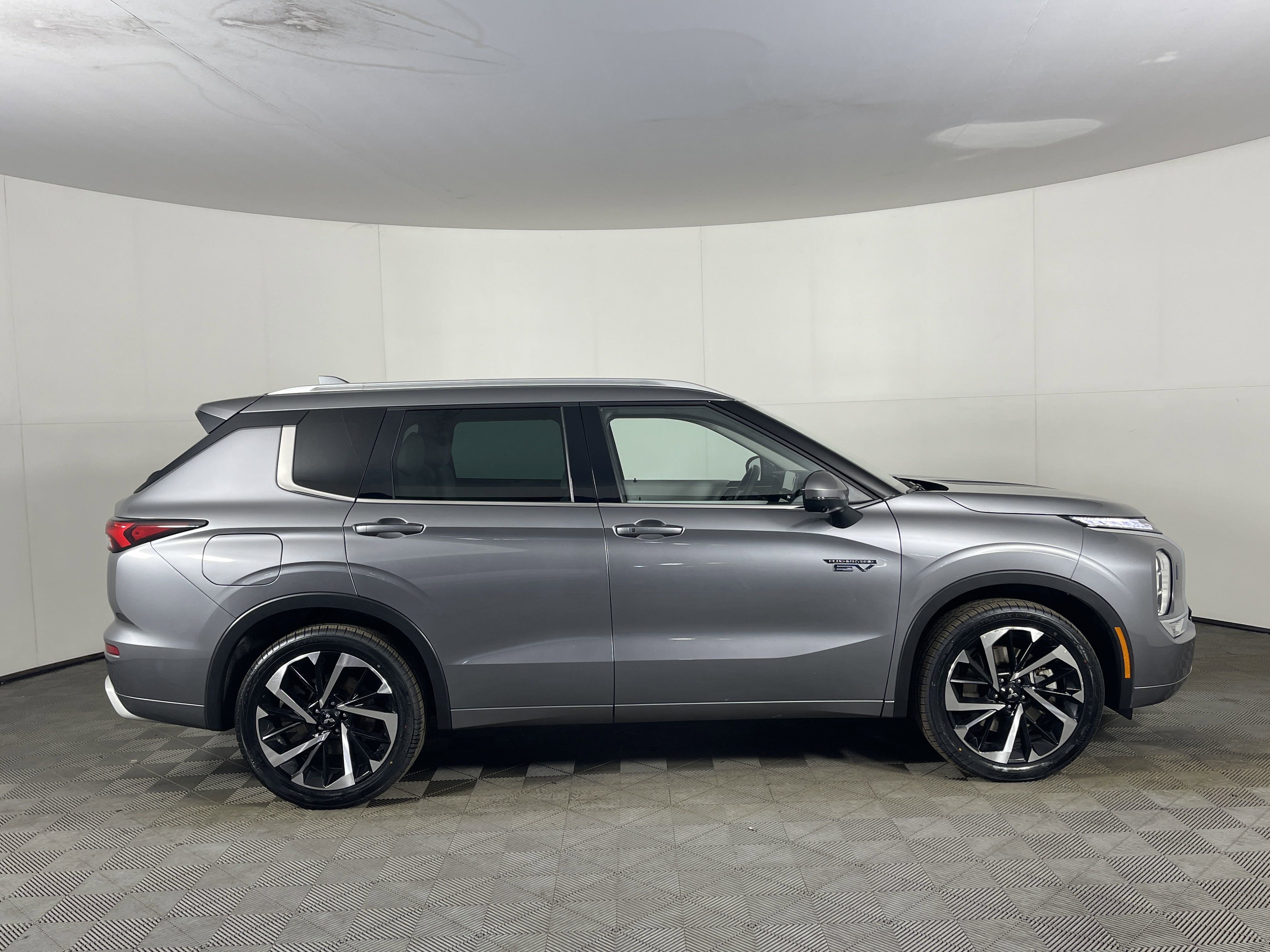 2023 Mitsubishi Outlander PHEV SEL photo 2