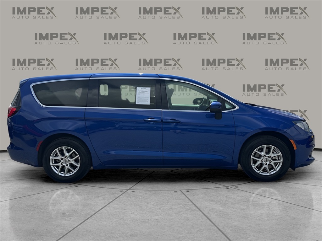 2021 Chrysler Voyager LX photo 6