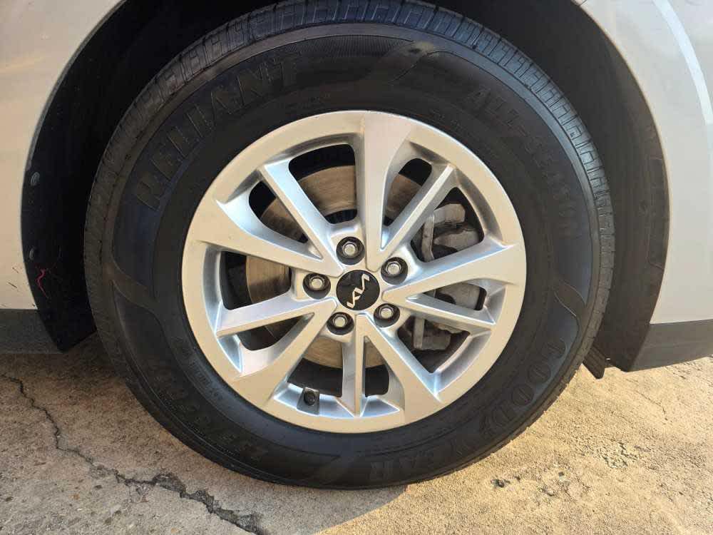 2023 Kia Carnival LX photo 22