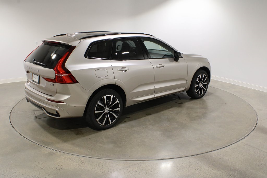 2025 Volvo XC60 B5 Plus photo 4