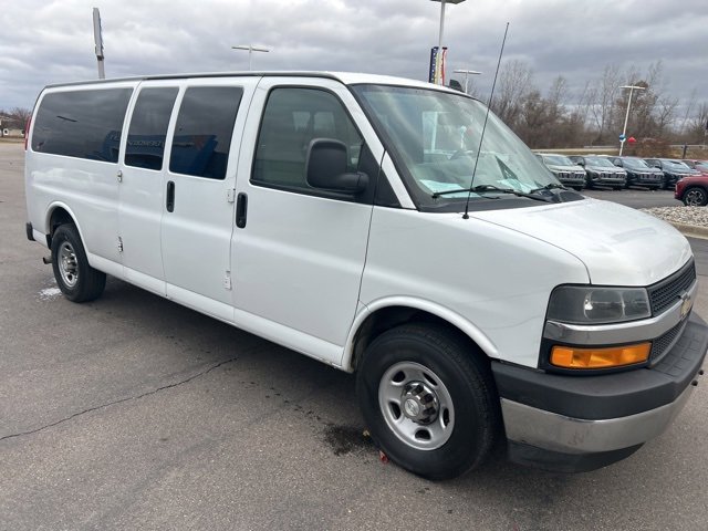2018 Chevrolet Express Passenger 3500 LT photo 3