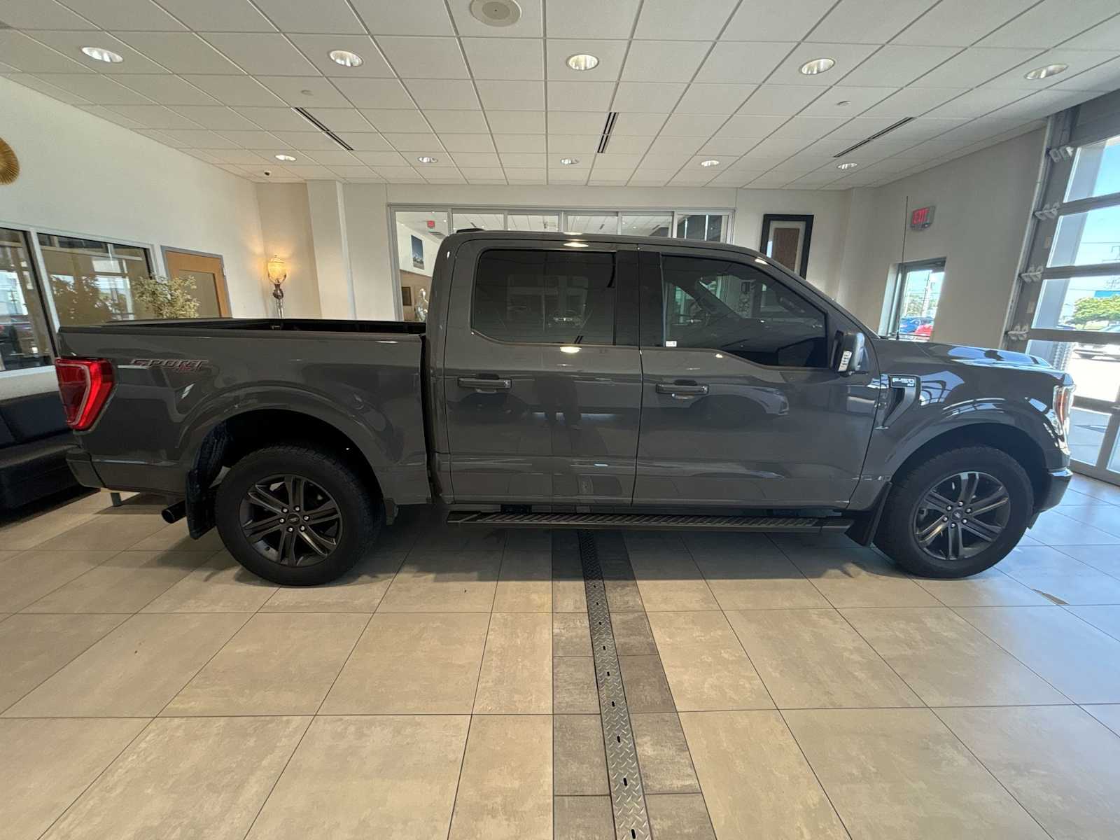 2021 Ford F-150 XLT photo 2