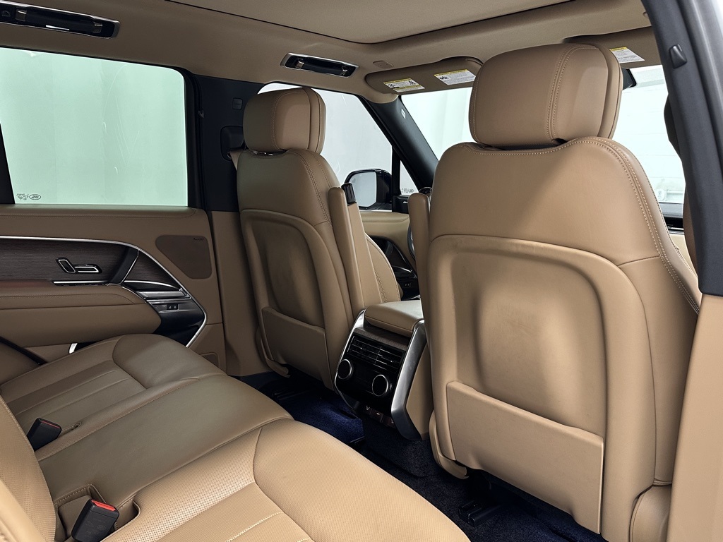 2023 Land Rover Range Rover SE photo 18