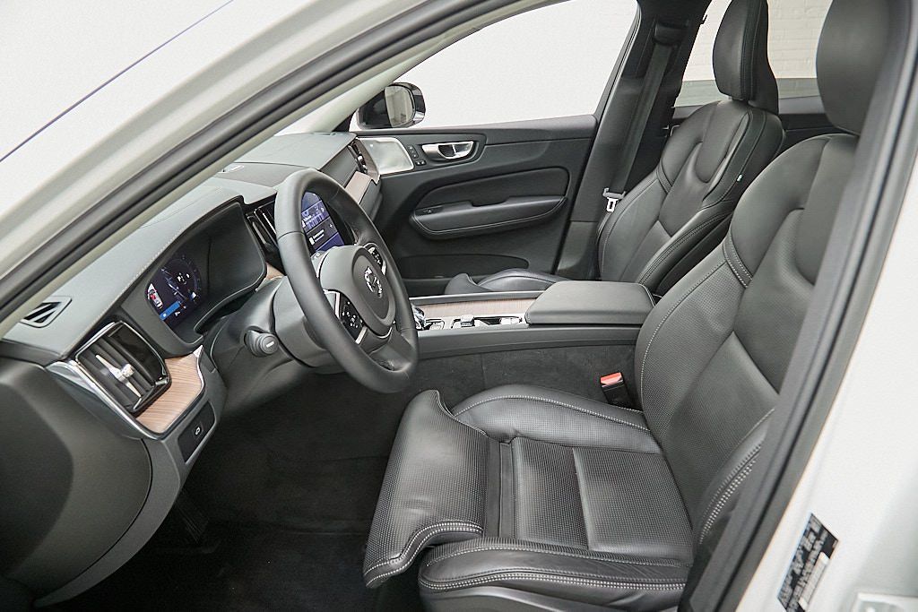 2023 VOLVO XC60 - Image 19