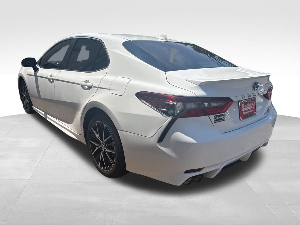 2022 Toyota Camry Hybrid SE photo 2