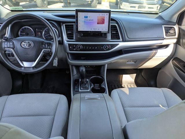 2019 Toyota Highlander LE photo 21