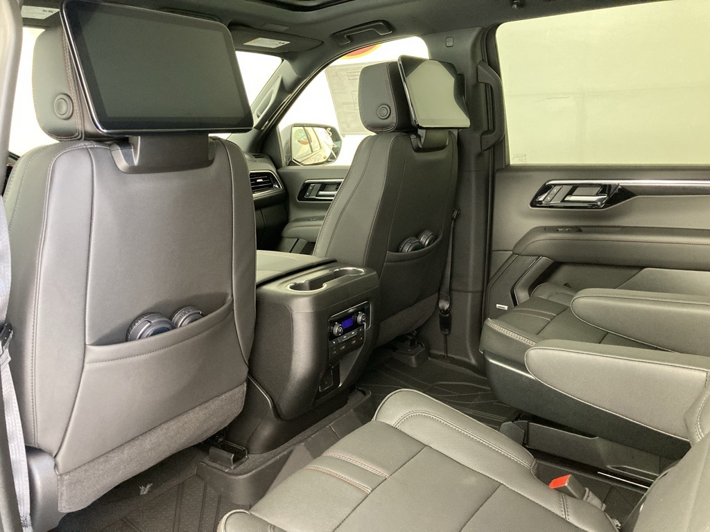 2026 Chevrolet Suburban RST photo 7