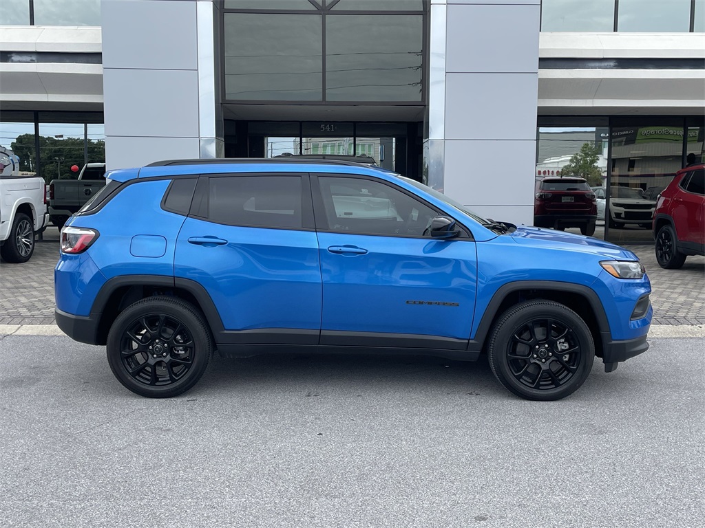 2025 Jeep Compass Latitude photo 3