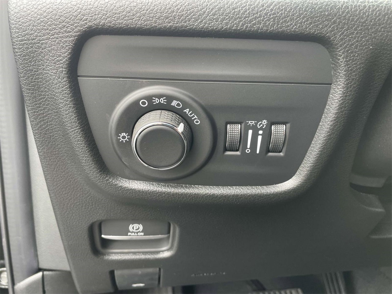 2025 Jeep Grand Cherokee Laredo X photo 12