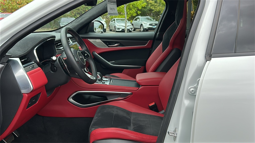 2024 Jaguar F-PACE SVR photo 11