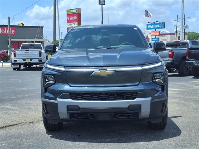 2025 Chevrolet Silverado EV LT photo 7