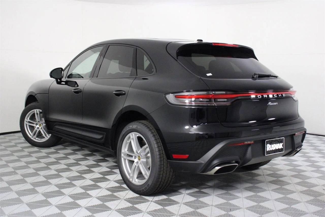 2025 Porsche Macan T photo 3