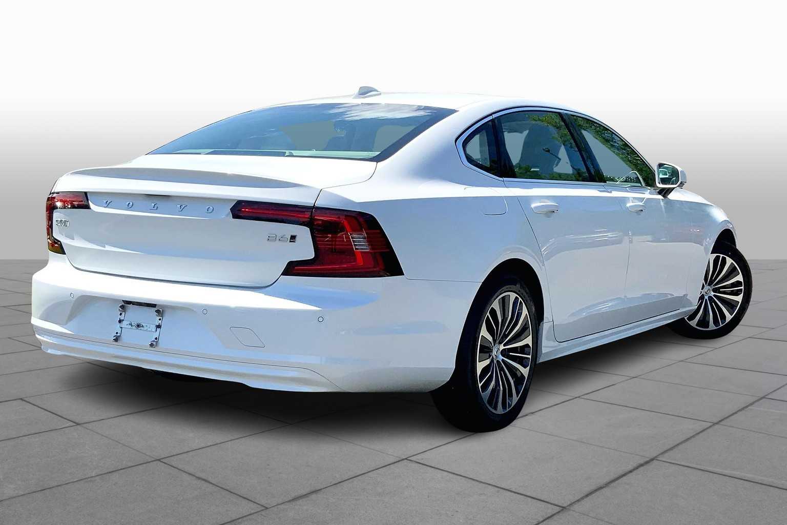 2022 Volvo S90 Momentum photo 11