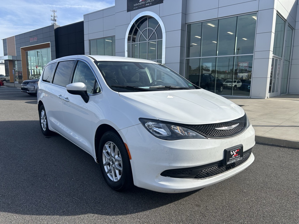 Pre-Owned 2022 Chrysler Voyager LX's photo