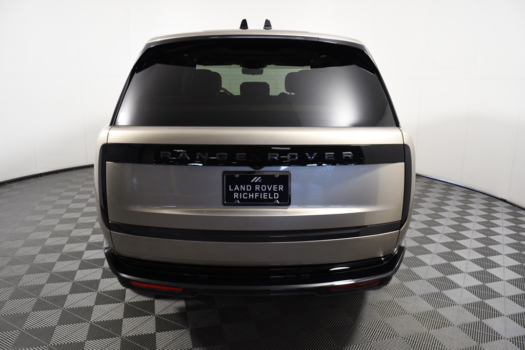 2025 Land Rover Range Rover SE photo 3