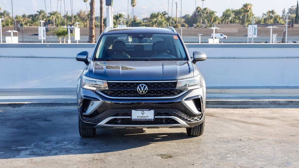 2023 Volkswagen Taos SE photo 3