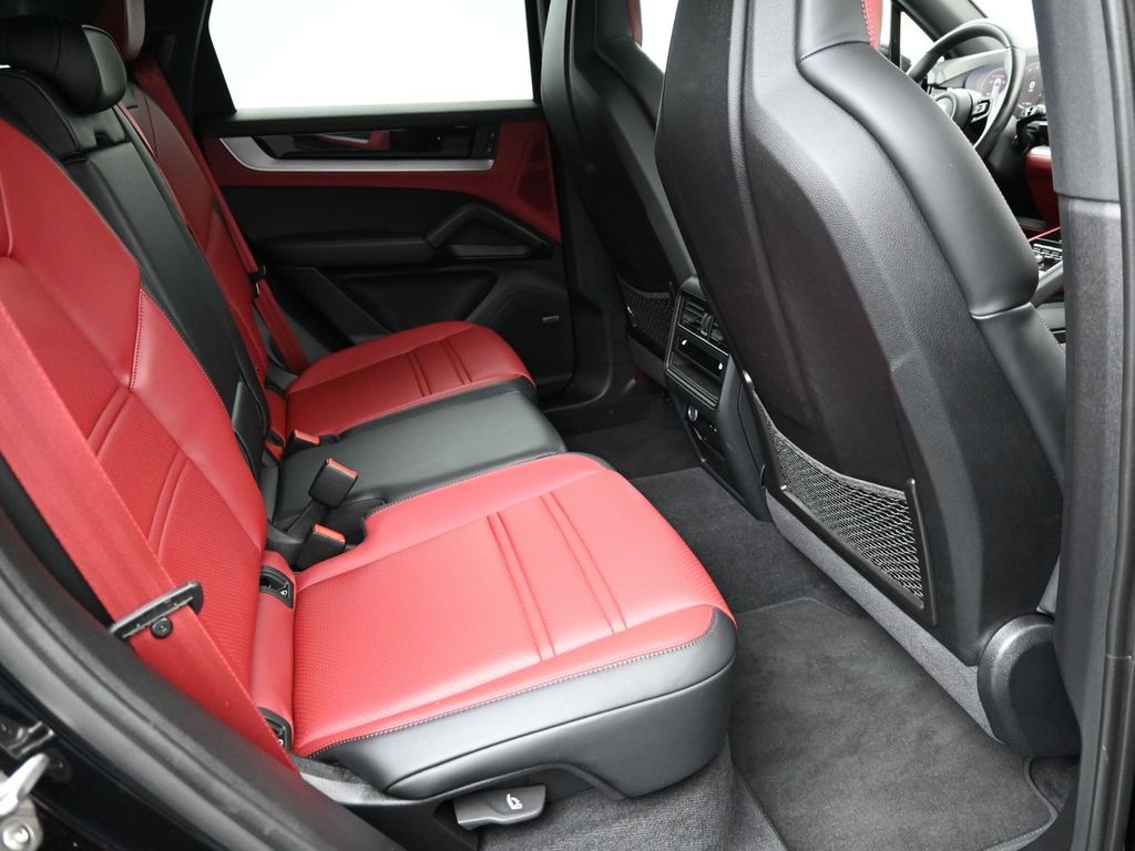 2024 Porsche Cayenne S photo 16