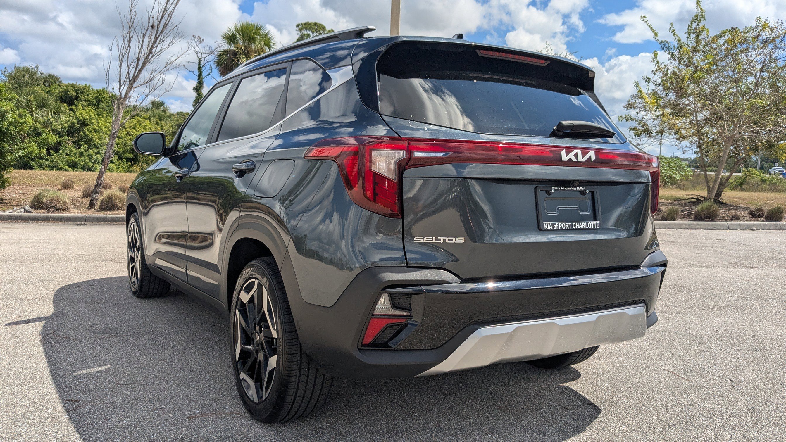 2024 Kia Seltos SX photo 2