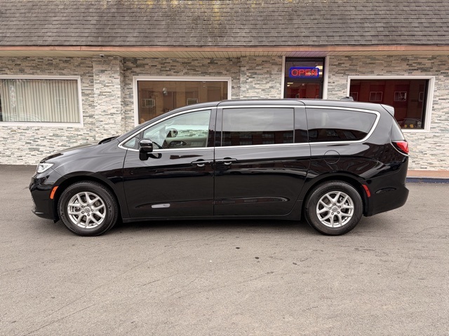 2024 Chrysler Pacifica Touring L photo 4