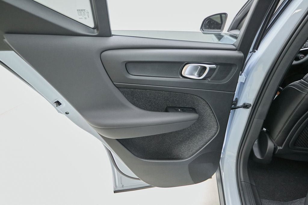 2026 VOLVO XC40 - Image 14