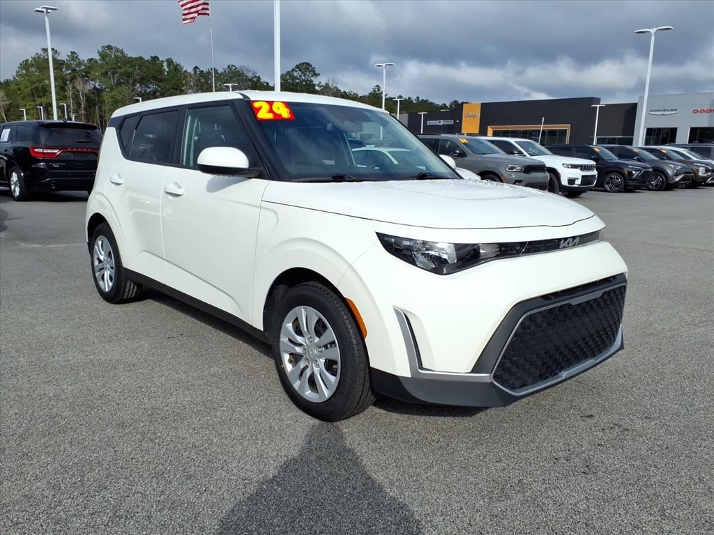 2024 Kia Soul LX's photo